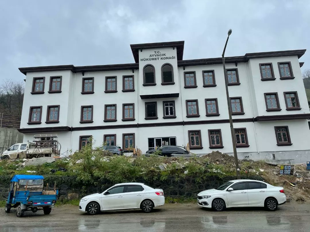 Ayvacık Kaymakamlığı Hükümet Konağı dış cephe görünümü